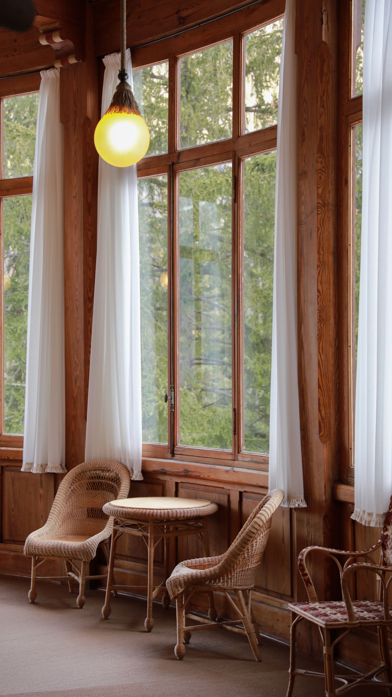 Holzfenster mit Blick ins Grüne